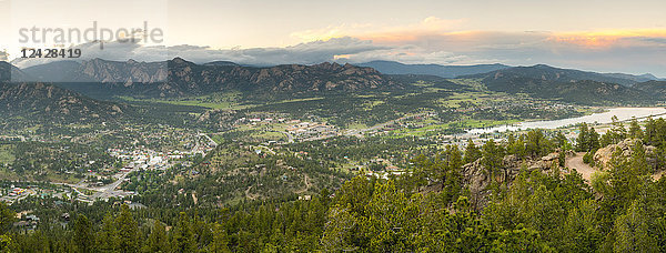 Panorama der Innenstadt von Estes Park mit Lumpy Ridge im Hintergrund  Estes Park  Colorado  USA