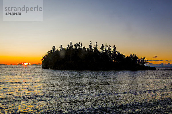 Schöne Landschaft mit Silhouette der Insel mit Bäumen bei Sonnenuntergang  Two Harbors  Minnesota  USA