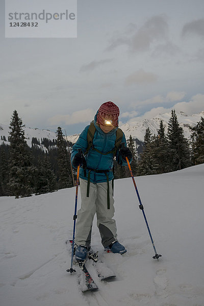 Junges Mädchen beim Anschnallen der Skier  Red Mountain Pass  San Juan National Forest  Silverton  Colorado  USA