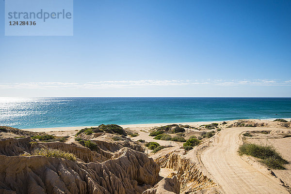 Blick auf die Straße am Strand und den Horizont über dem Meer  Cabo Pulmo  Baja California Sur  Mexiko