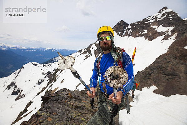 Porträt eines Bergsteigers  der den Foley Peak besteigt  North Cascade Mountain Range  Chilliwack  British Columbia  Kanada