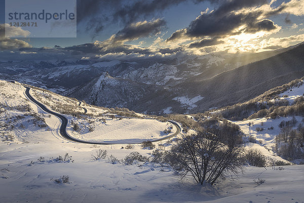 Blick auf eine Winterlandschaft mit Straße und Bergen  San Glorio  Liebana  Kantabrien  Spanien