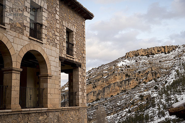 Außenansicht eines spanischen Hauses im Winter  Albarracin  Provinz Zaragoza  Spanien