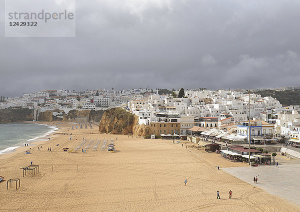 Altstadt und Strand von Albufeira  Algarve  Portugal