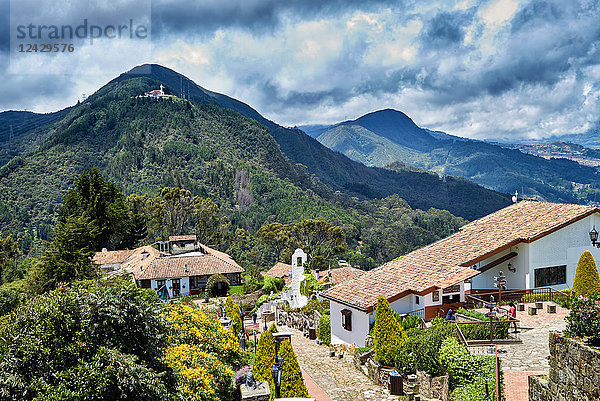 Blick vom Cerro de Monserrate zum Cerro de Guadalupe  Bogota  Kolumbien  Südamerika  Amerika