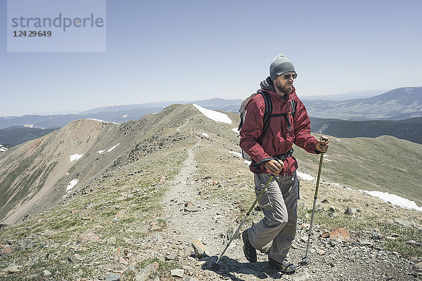 Vorderansicht eines männlichen Rucksacktouristen beim Wandern auf dem Wheeler Peak  dem höchsten Punkt in New Mexico  Taos  New Mexico  USA