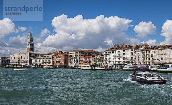 Ansicht eines Motorboots im Wasser in Venedig  Italien