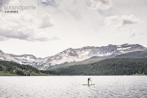 Fernblick auf einen einzelnen abenteuerlustigen Mann beim Paddeln auf dem Trout Lake  Telluride  Colorado  USA
