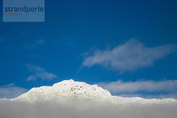 Schöne Naturkulisse mit schneebedeckten Bergen unter blauem Himmel und Wolken