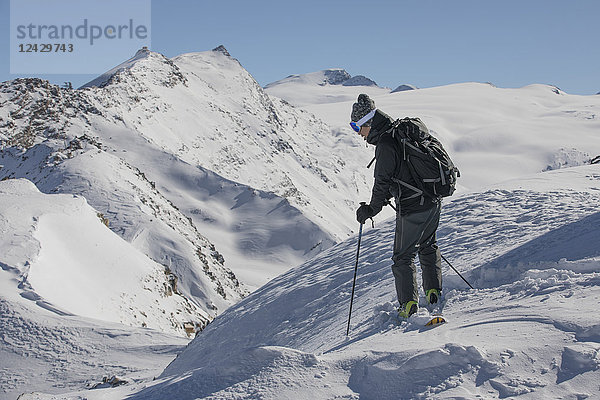 Totale Aufnahme eines Skifahrers in den Schweizer Alpen  Zermatt  Kanton Wallis  Schweiz