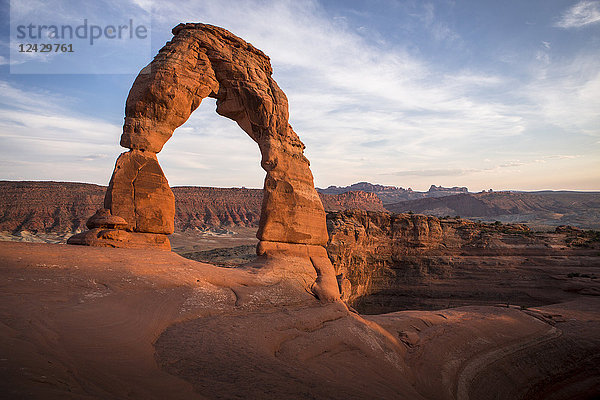 Der Delicate Arch im Arches National Park ist eine der beliebtesten Sehenswürdigkeiten im Süden Utahs  USA. Sie erreichen den Arch nach einer kurzen Wanderung und Fahrt von Moab  Utah  einem wichtigen Zentrum für Abenteuer und Outdoor im amerikanischen Südwesten.