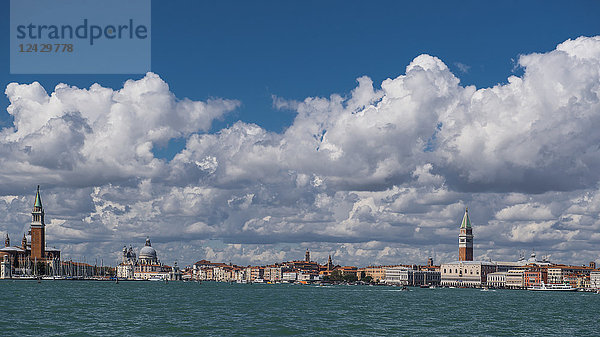 Blick auf Venedig unter blauem Himmel und Wolken  Italien
