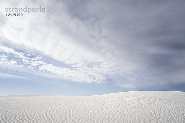 Blauer Himmel und Wolken über der Wüste des White Sands National Monument  New Mexico  USA