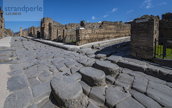 Blick auf einen Fußweg im antiken Pompeji  Kampanien  Italien