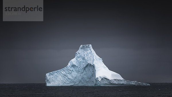 Majestätische Polarkulisse mit Eisberg im Meer  Süd-Orkney-Insel  Antarktis