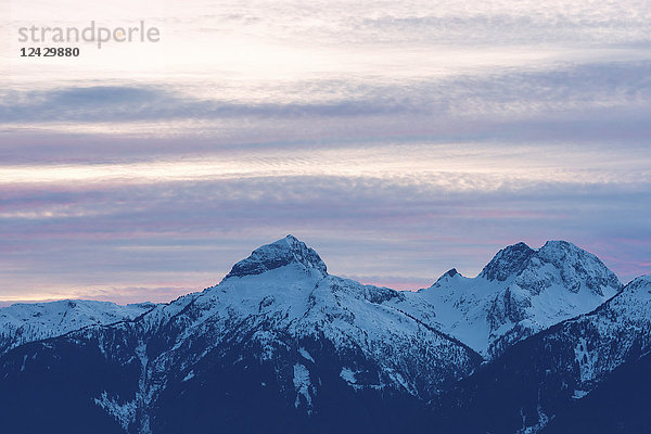 Majestätische Naturkulisse mit Blick auf das schneebedeckte Tantalus-Gebirge  Squamish  British Columbia  Kanada