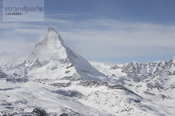 Majestätischer Blick auf den schneebedeckten Gipfel des Matterhorns  Zermatt  Kanton Wallis  Schweiz