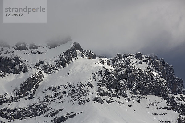 Majestätischer Blick auf die schneebedeckten Berge der Picos de Europa im Winter  Spanien