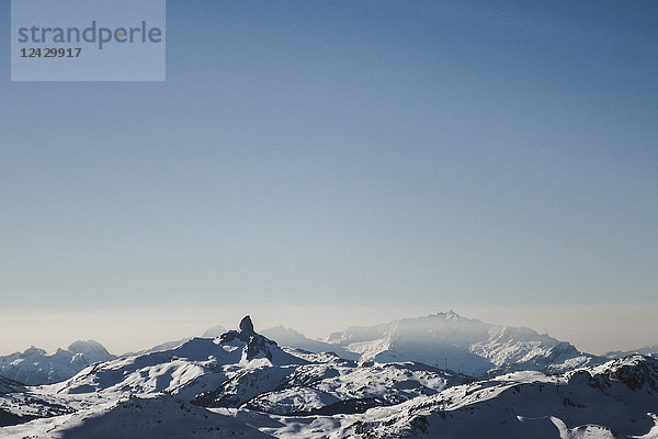 Majestätischer Blick auf schneebedeckte Berge im Winter unter klarem Himmel  Whistler  British Columbia  Kanada