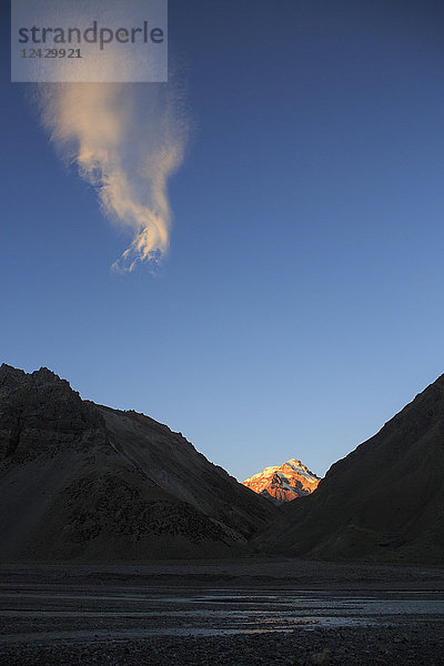 Sonnenaufgang in der Nähe des argentinischen Aconcagua  dem höchsten Gipfel der westlichen Hemisphäre und einem der berühmten Seven Summits. Obwohl der Berg technisch nicht schwierig ist  stellt er aufgrund seiner Höhe von 6.960 Metern  der großen Kälte und der extremen Winde eine große Herausforderung für Bergsteiger dar. Der Aconcagua ist der höchste Gipfel außerhalb des Himalaya.