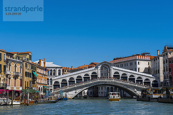 Blick auf die Rialto-Brücke bei klarem Himmel  Venedig  Italien