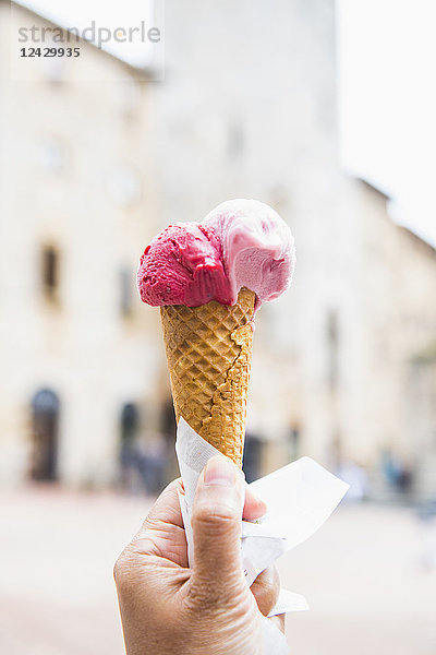 Menschliche Hand hält Eiswaffel