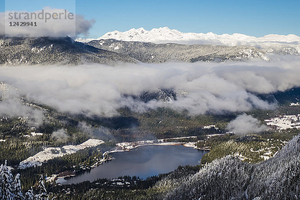 Majestätische Naturkulisse mit See und Bergen im Winter  Whistler  British Columbia  Kanada