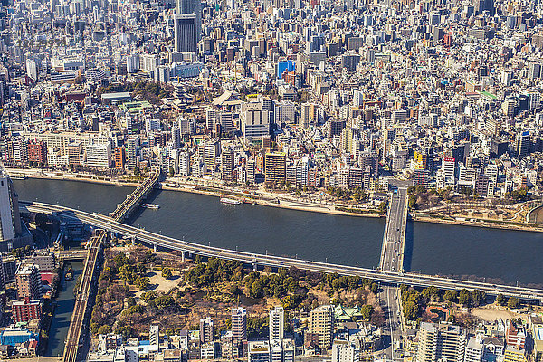 Stadt Tokio aus der Vogelperspektive mit Brücken über den Fluss  Japan