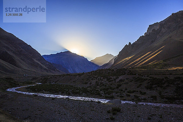 Sonnenaufgang in der Nähe des argentinischen Aconcagua  dem höchsten Gipfel der westlichen Hemisphäre und einem der berühmten Seven Summits. Obwohl der Berg technisch nicht schwierig ist  stellt er aufgrund seiner Höhe von 6.960 Metern  der großen Kälte und der extremen Winde eine große Herausforderung für Bergsteiger dar. Der Aconcagua ist der höchste Gipfel außerhalb des Himalaya.