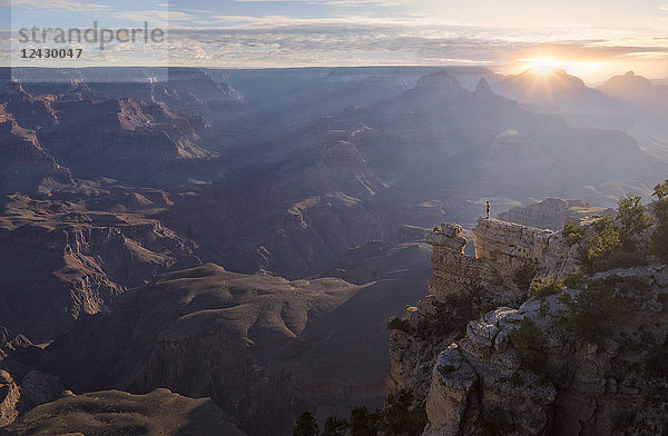 Majestätischer Blick auf den Grand Canyon bei Sonnenaufgang  Arizona  USA