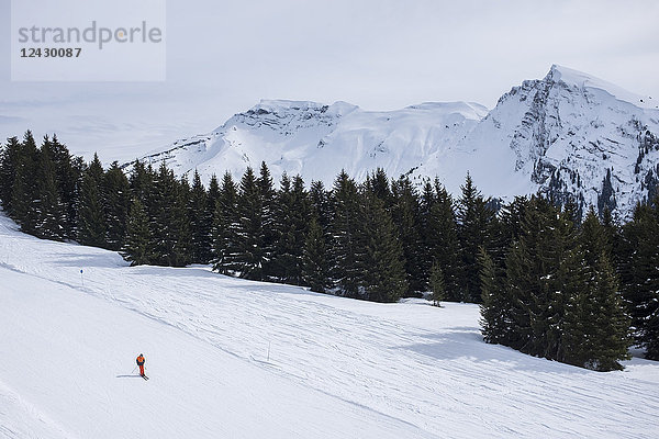 Skifahrer fahren die Pisten von Morzine hinunter  das zum Skigebiet Portes du Soleil gehört  einem der beiden größten Skigebiete der Welt. Portes du Soleil umfasst insgesamt dreizehn Skigebiete zwischen Chamonix  Frankreich  und dem Genfer See in der Schweiz.