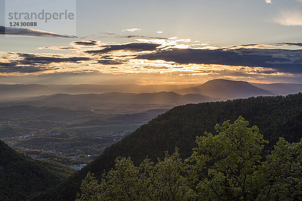 Der Sonnenuntergang hinter dem House Mountain in den Blue Ridge Mountains von Virginia in der Nähe des Shenandoah Valley und des Blue Ridge Parkway  USA