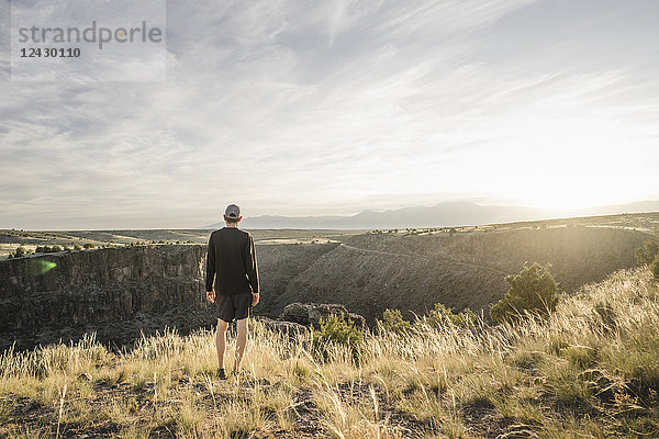 Rückansicht eines Mannes mit Blick auf die Rio Grande Schlucht  Taos  New Mexico  USA