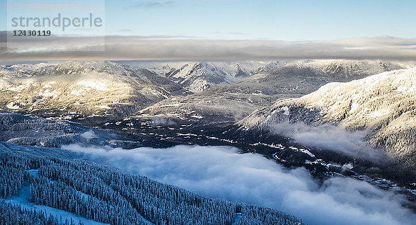 Majestätische Aussicht auf schneebedeckte Berge und Täler im Winter  Whistler  British Columbia  Kanada