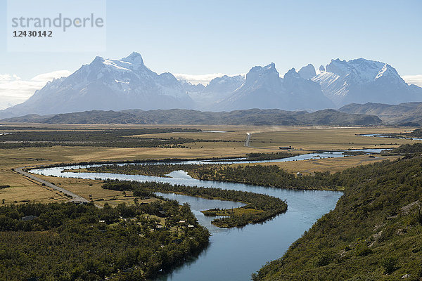 Majestätische Naturlandschaft mit dem Fluss Rio Serrano und einer Bergkette im Nationalpark Torres del Paine  Region Magallanes  Chile