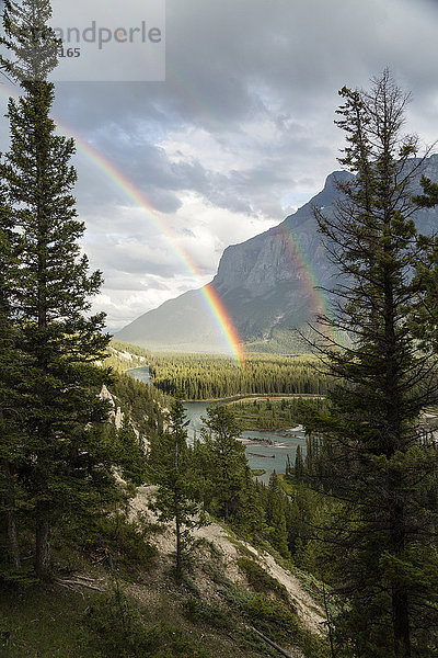 Majestätische Naturkulisse mit Blick auf einen Regenbogen  den Mount Rundle und den Bow River vom Tunnel Mountain in Banff  Alberta  Kanada