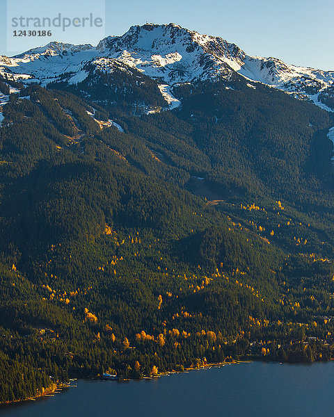 Majestätische Naturkulisse des schneebedeckten Whistler Mountain  Whistler  British Columbia  Kanada