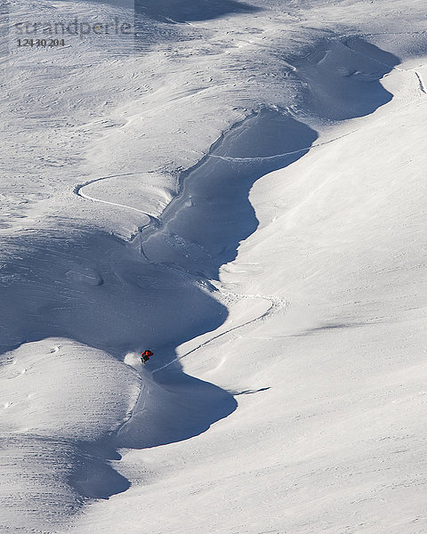 Luftaufnahme eines Mannes beim Snowboarden  Whistler  British Columbia  Kanada