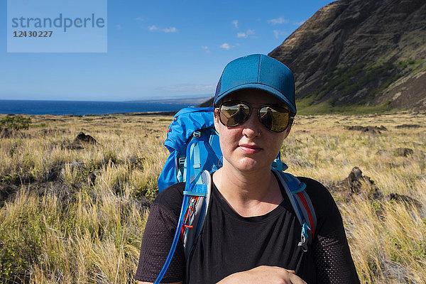 Porträt einer Wanderin  die auf dem Keauhou Trail von Halape zur Chain of Craters Road im Hawaii Volcanoes National Park auf der Big Island  Hawaii  USA  wandert