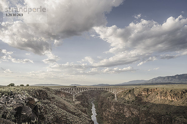 Majestätische Landschaft mit Brücke über die Rio Grande Schlucht  Taos  New Mexico  USA