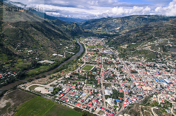 Luftaufnahme der Stadt Paute und der Berge  Provinz Azuay  Ecuador