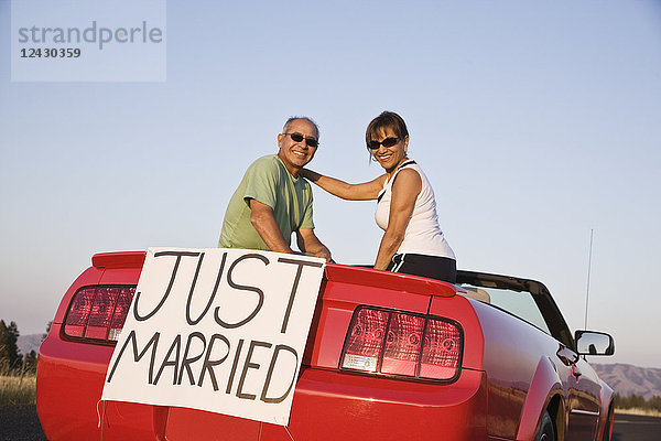Ein älteres Ehepaar hat gerade geheiratet   das in einem Cabrio-Sportwagen im Osten des Staates Washington  USA  sitzt.