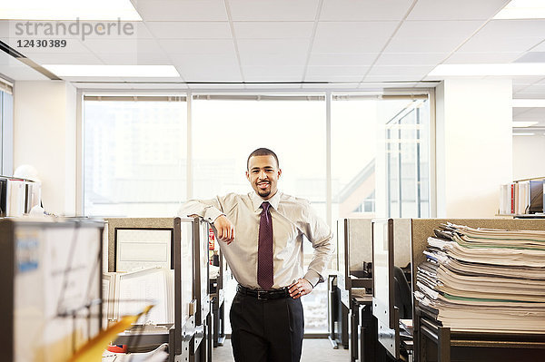 Ein Porträt eines jungen schwarzen Geschäftsmannes in seinem Firmensitz.
