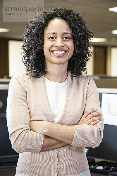 Porträt einer schwarzen Geschäftsfrau in ihrem Büro.