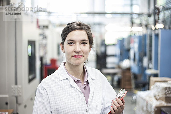 Ein Porträt einer kaukasischen Technikerin in einer technischen Forschungs- und Entwicklungsstätte.
