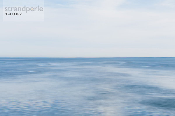 Blaue Meereslandschaft abstrakt  Blick über ruhiges Wasser  abgestufte Farben des Meeres.