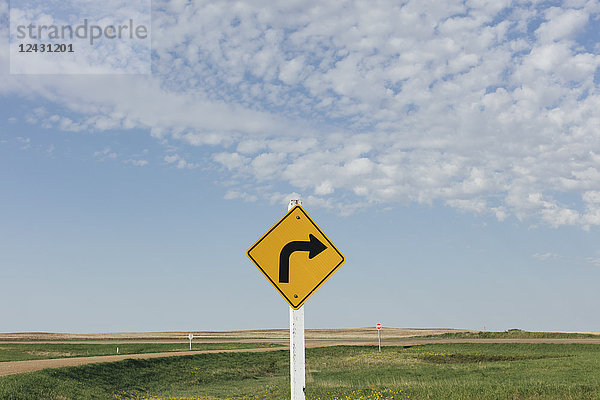Vorsicht Abbiegeschild  in der Nähe von Scotsguard  Saskatchewan  Kanada.