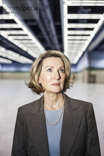 Porträt einer kaukasischen Geschäftsfrau im Raum eines Kongresszentrums.