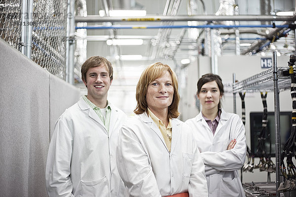 Ein Porträt eines Teams von Technikern an einem Standort für technische Forschung und Entwicklung.