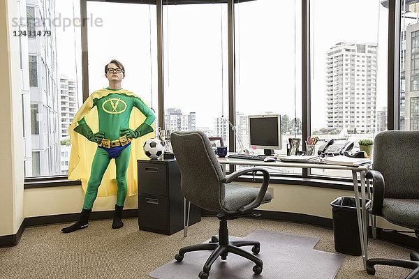 Ein Superheld aus dem Büro eines Weißen steht am Fenster seines Büros und grübelt über seinen nächsten Schritt nach.